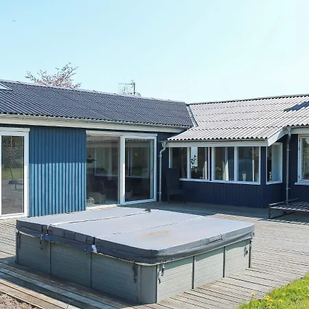 12 Person In Hadsund-by Traum